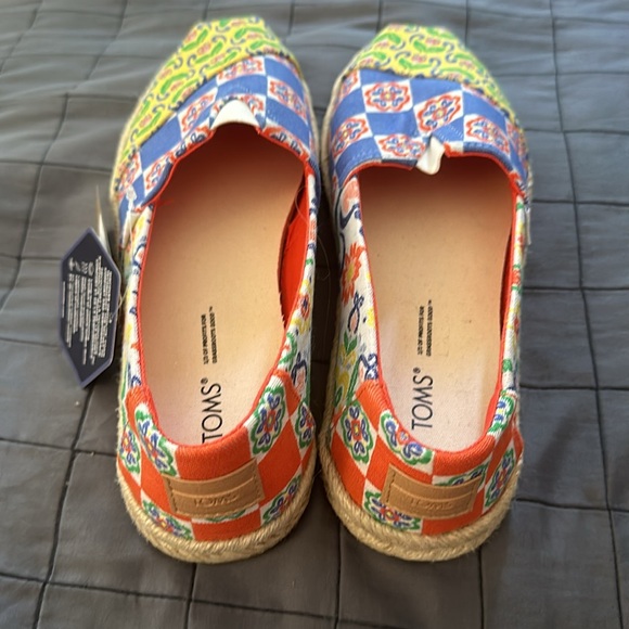 New with tags colorful Toms espiraldes flat tile design shoe size 7 - Picture 5 of 5